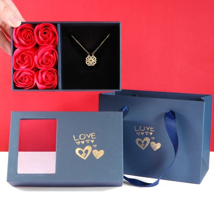 Colar Trevo de Coração + Caixa com 6 Rosas Colar Trevo de Coração + Caixa com 6 Rosas Minha loja Dourado 